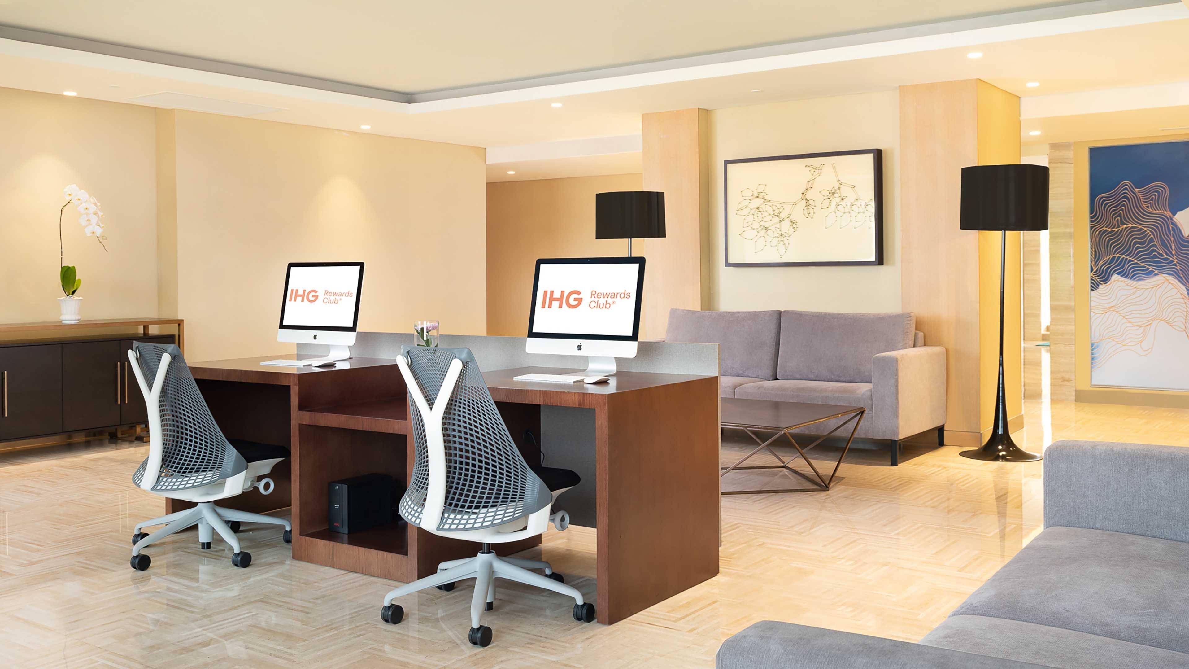 Holiday Inn & Suites Jakarta Gajah Mada By Ihg Екстериор снимка