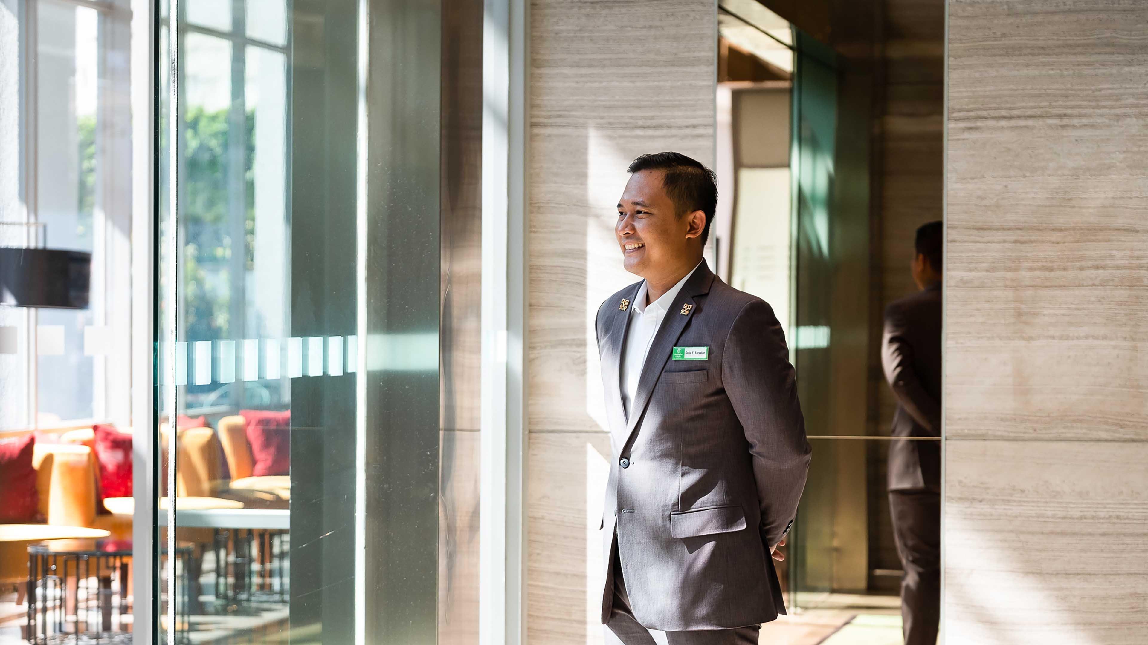 Holiday Inn & Suites Jakarta Gajah Mada By Ihg Екстериор снимка
