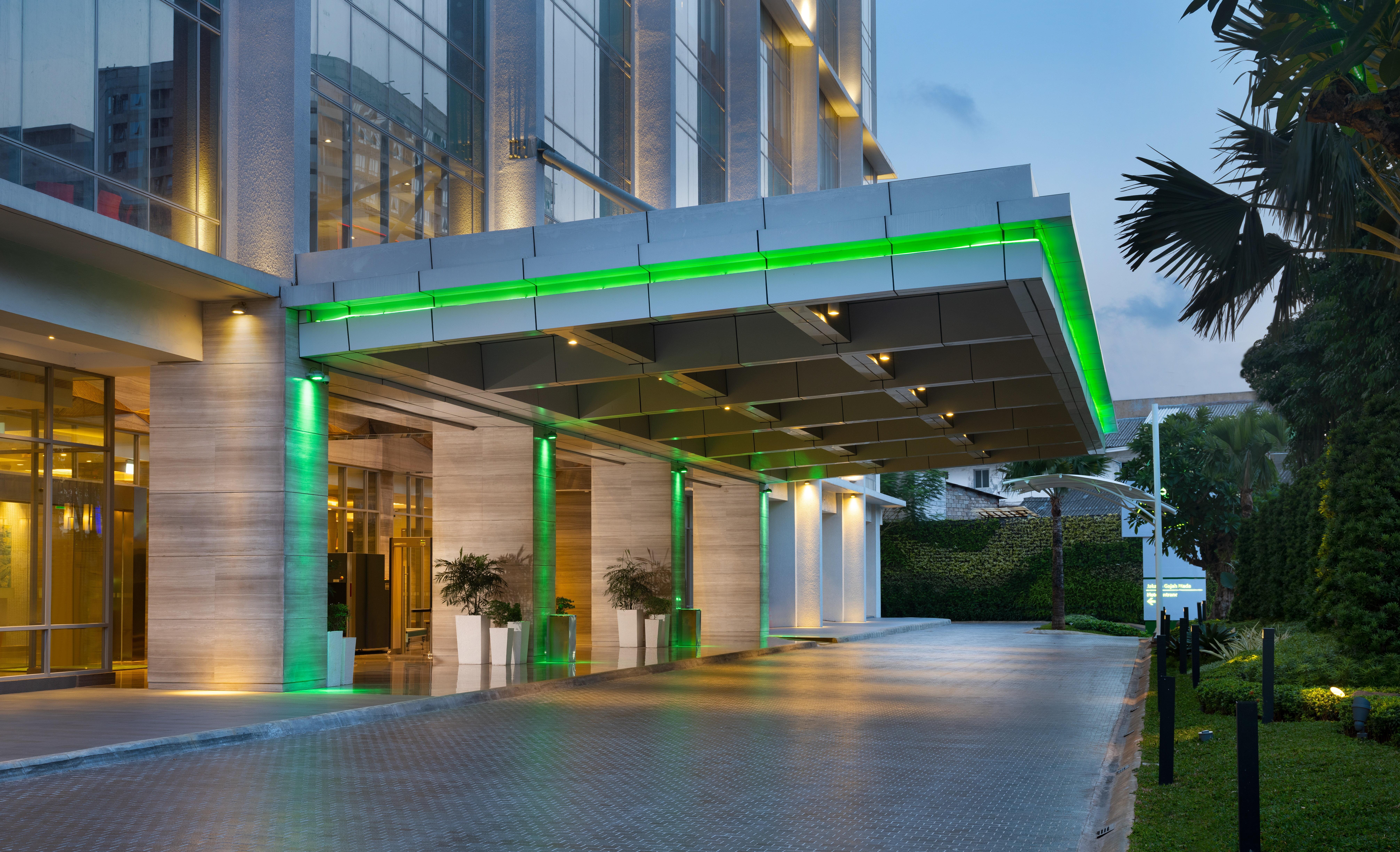 Holiday Inn & Suites Jakarta Gajah Mada By Ihg Екстериор снимка